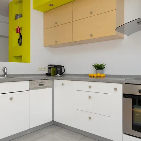 Sunny In The Heart Of By Renters ורשה