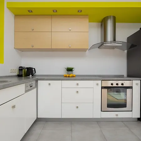 Sunny In The Heart Of By Renters * ורשה