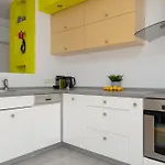 Sunny In The Heart Of By Renters وارسو