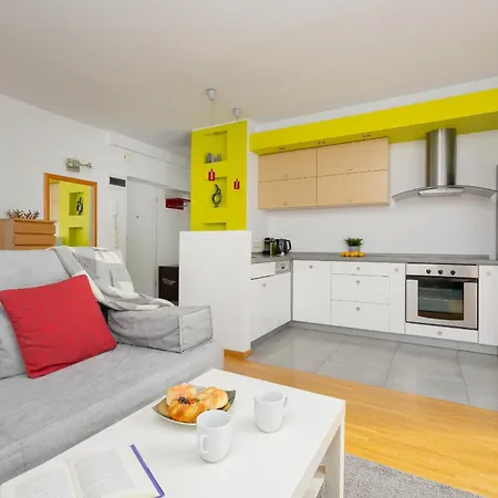 Апартаменты Sunny In The Heart Of By Renters *